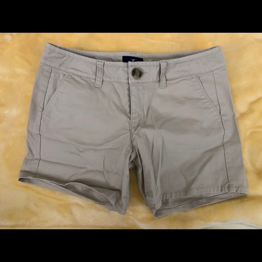 American Eagle Khaki Stetch shorts